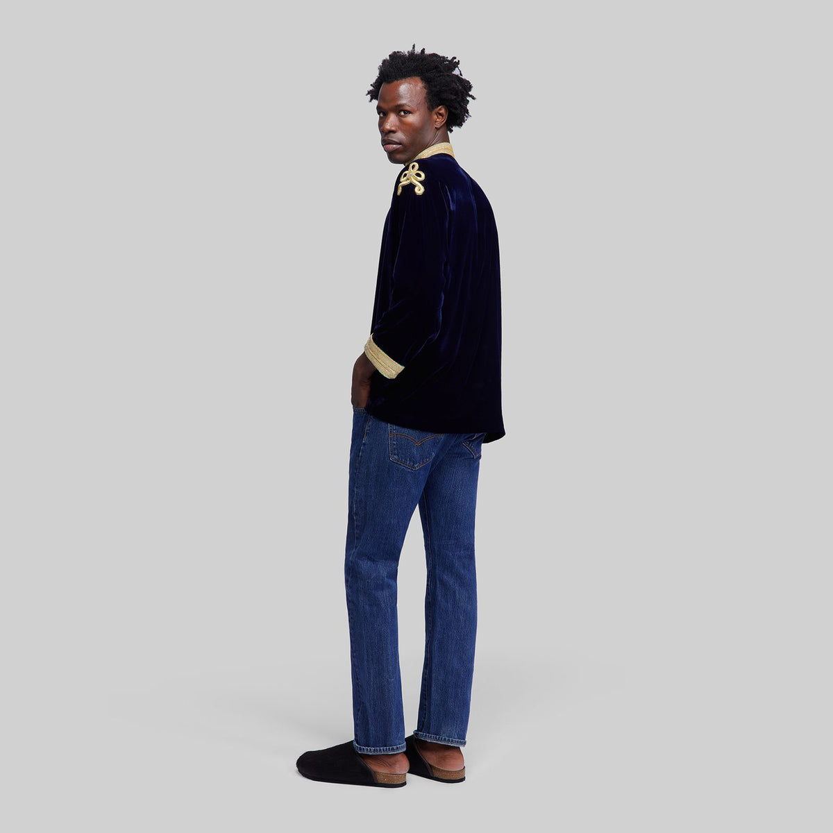 Kaftan en velours avec bordure dorée